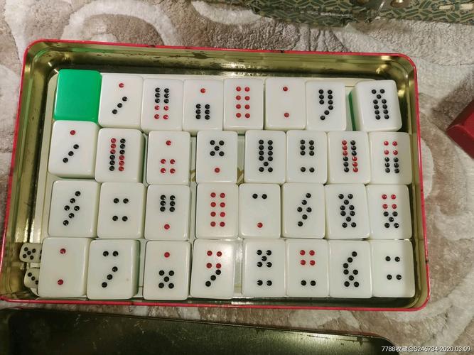 NSND Lê Tiến Thọ, Thứ trưởng Bộ VH,TT&DL và đồng chí Đào Duy Quát, Phó Chủ tịch Hội đồng lý luận, phê bình VHNT TW trao thưởng cho các tác phẩm đoạt giải.